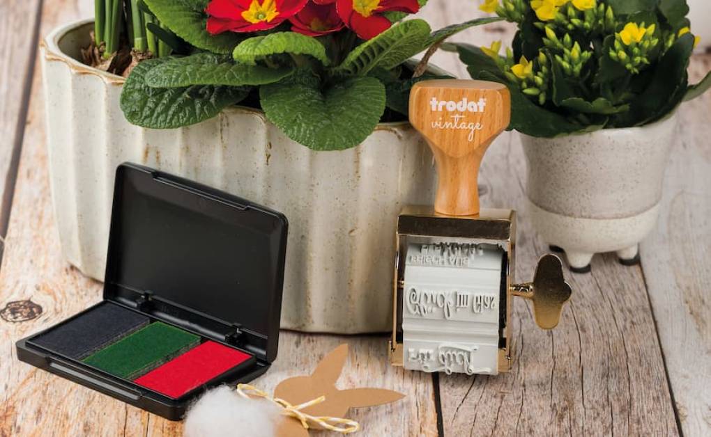 Aussteller zeigt personalisierten Holzstempel am Ostermarkt 2025 in Osterhausen